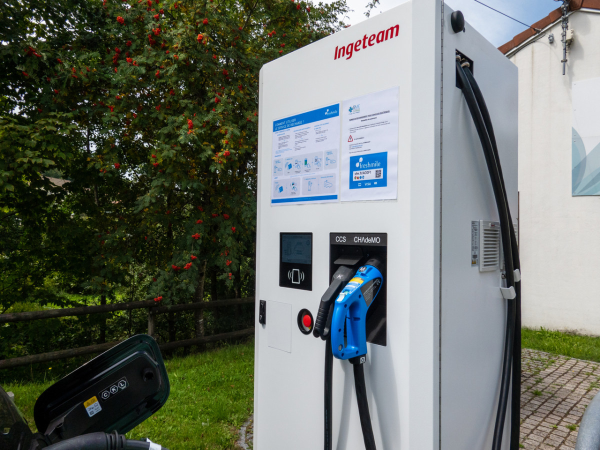 borne-rechargemen-vehicules-eletriques-la-bresse-1 borne-rechargemen-vehicules-eletriques-la-bresse-1