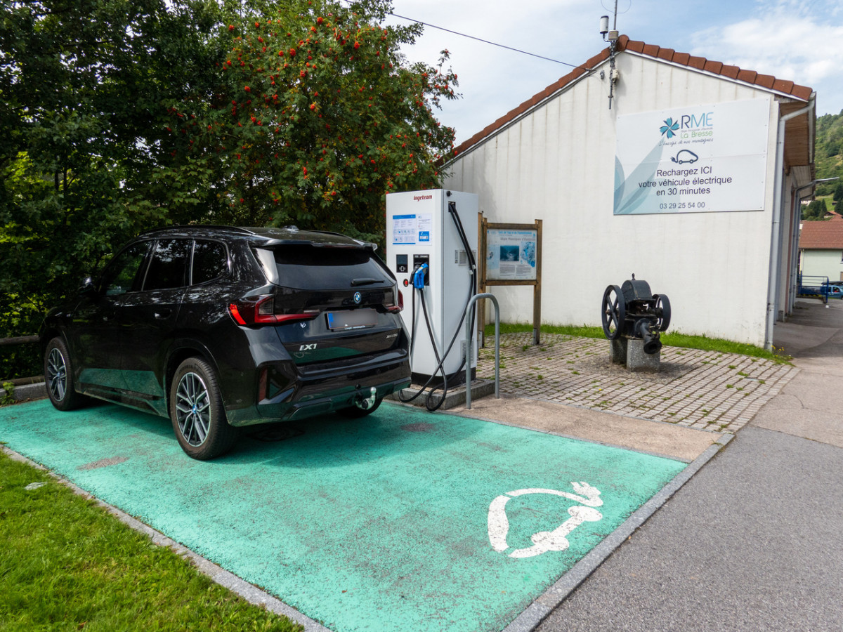 borne-rechargemen-vehicules-eletriques-la-bresse-2 borne-rechargemen-vehicules-eletriques-la-bresse-2