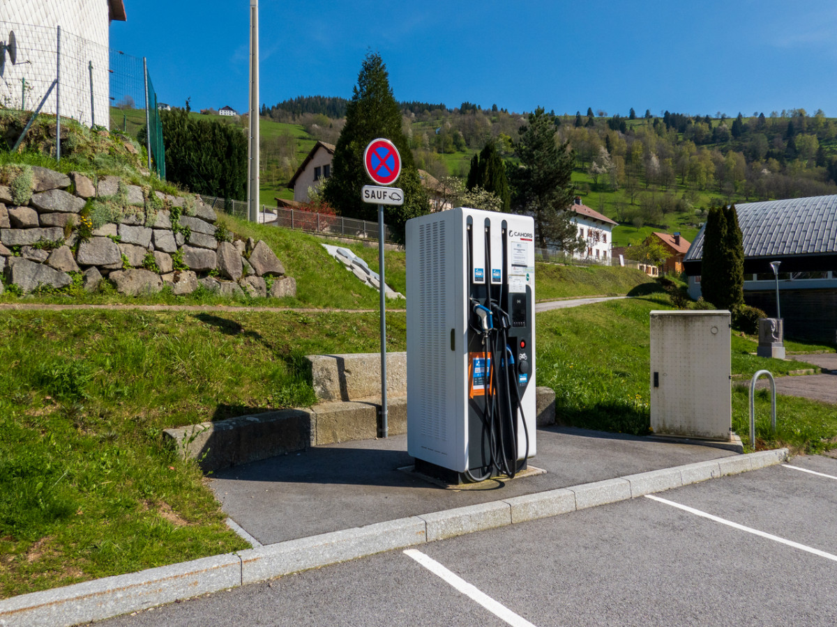 borne-rechargement-vehicules-eletriques-labresse-piscine-1 borne-rechargement-vehicules-eletriques-labresse-piscine-1