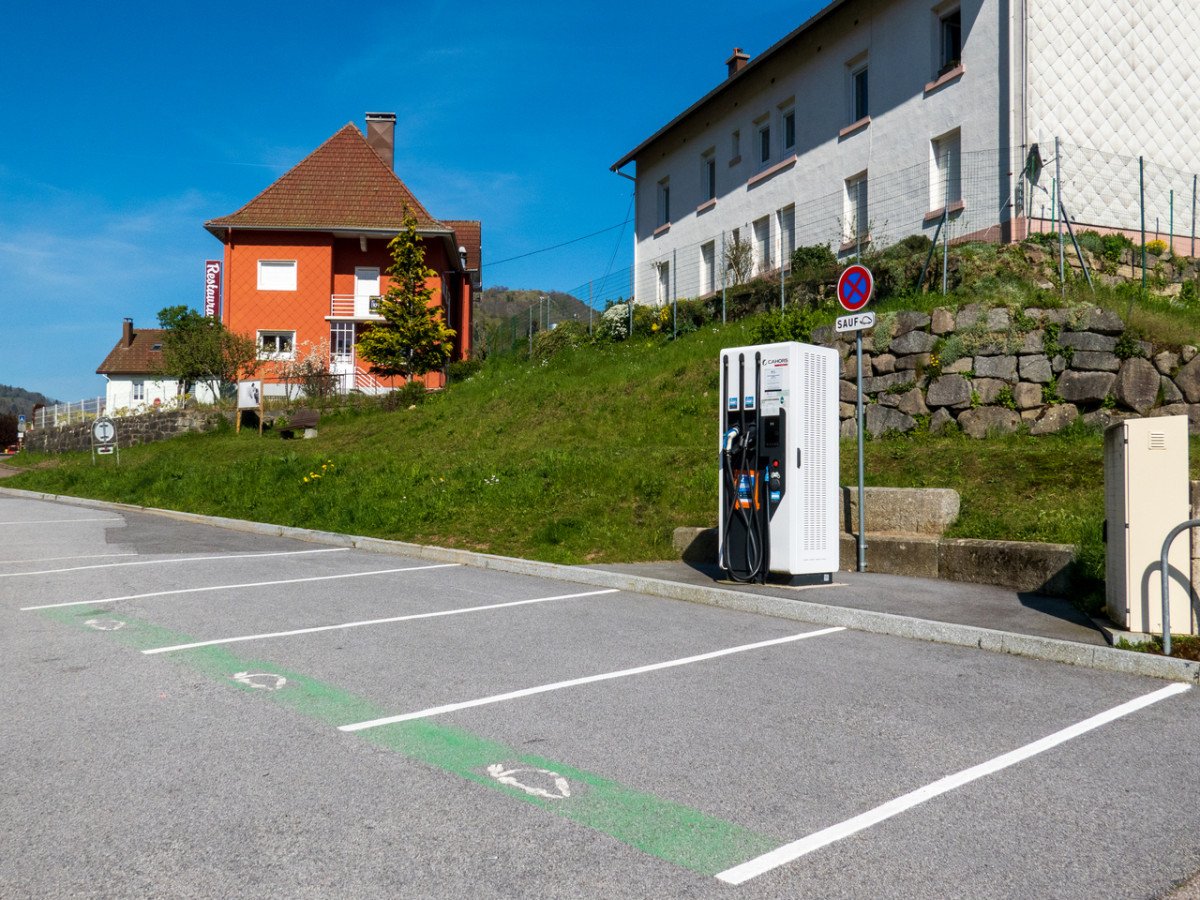 borne-rechargement-vehicules-eletriques-labresse-piscine-2 borne-rechargement-vehicules-eletriques-labresse-piscine-2