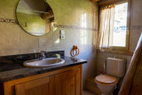 sdb-haut - Chalet 12 personnes - La Bresse Hautes Vosges - La fuste des écureuils - Basse sur le rupt - © Gauthier Bervard OTCLBHV Chalet 12 personnes - La Bresse Hautes Vosges - La fuste des écureuils - Basse sur le rupt
